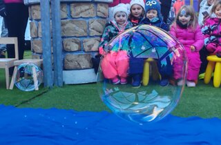 Bolle di sapone giganti alla festa per bambini