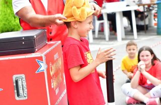 Mago Taz alla festa a Carcare con bambini