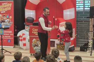 Mago Taz fa lo spettacolo di magia per i bambini al centro commerciale Le Serre di Albenga
