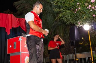 Mago Taz sul palco con la sua assistente animatrice