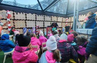 Mago Taz animatore alla festa per bambini durante lo spettacolo di magia