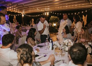 gioco di prestigio tra i tavoli alla festa di matrimonio