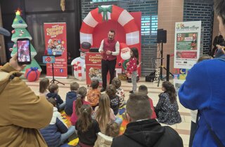 Mago Taz fa lo spettacolo di magia per i bambini al centro commerciale Le Serre di Albenga