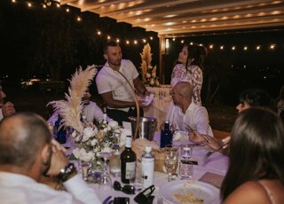 Mago Taz in close uo tra i tavoli della festa di matrimonio