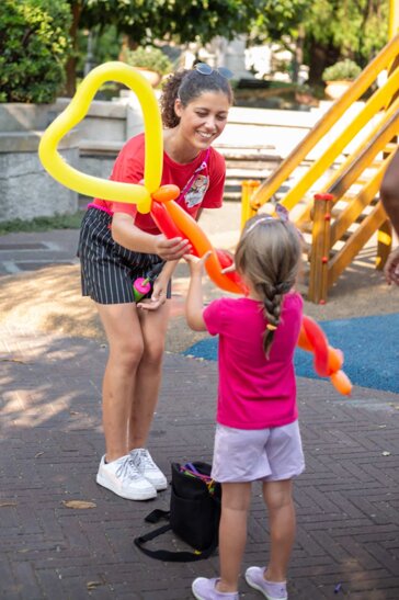 Animatrice dona una scultura di palloncini a una bambina