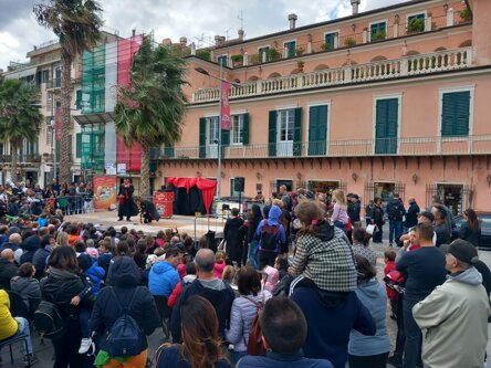 Gioco di prestigio del Mago Taz nel centro di Varazze