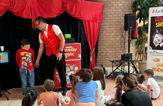 Mago Taz alla festa a Carcare con bambini