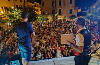 mago-taz-davanti-a-folla-di-bambini-pietra-ligure.jpeg mago-taz-davanti-a-folla-di-bambini-pietra-ligure.jpeg