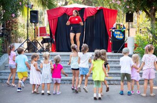 Bambini con animatrice durante babydance