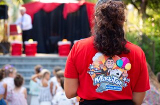 Animatrice di spalle con il Logo Mago Taz 