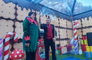 Mago Taz animatore alla festa per bambini con le bolle giganti e una mamma sul palco