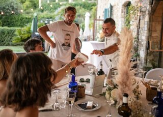 Le ragazze restituiscono il biglietto della previsione al Mago Taz durante un numero di mentalismo