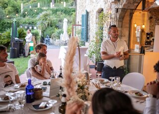 Intrattenimento di adulti e bambini al tavolo durante l'animazione del matrimonio
