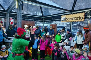 Animatrici festa per bambini al laboratorio della Fabbrica di cioccolato in Valle d'Aosta
