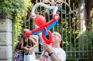 Roberto ballon art animatore con scultura di palloncini in mano