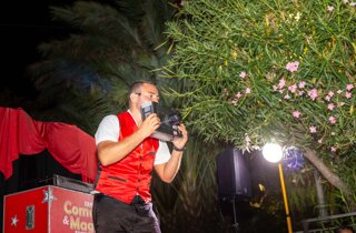 Mago Taz fa una foto al pubblico durante un gioco di prestigio