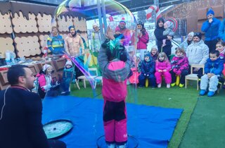 Bolle di sapone giganti alla festa per bambini con il mago Taz