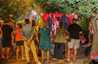 pubblico attorno allo spettacolo Mago Taz e la sua assistente