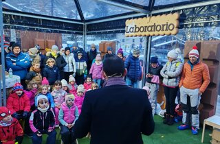 Mago Taz anima la festa davanti a molti bambini nel Laboratorio della Fabbrica di Cioccolata