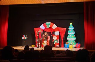 Mago Taz durante lo spettacolo di magia per bambini al Teatro Gassmann di Borgio Verezzi