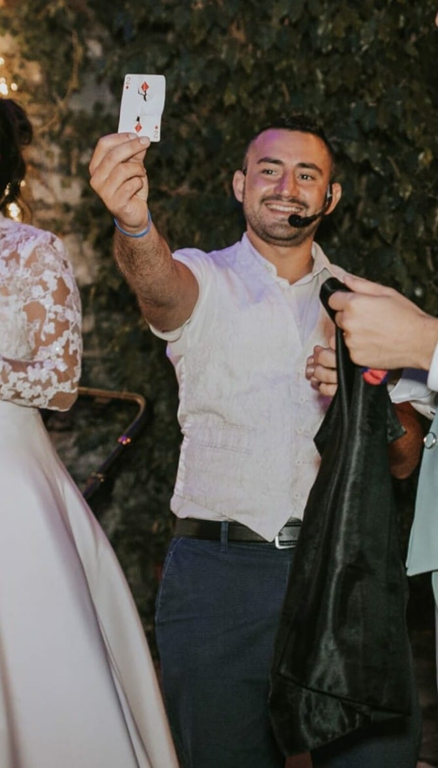 Mago Taz che effettua un gioco di prestigio con le carte