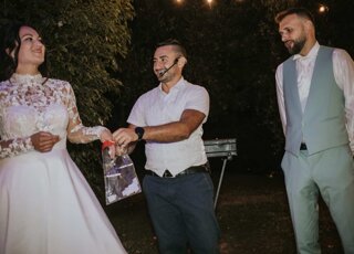 Mago Taz fa un gioco di prestigio tra gli sposi