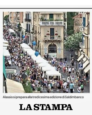 Immagine dell'articolo de la Stampa che illustra una edizione di Saldinbanco ad Alassio