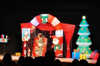 Mago Taz con una bambina durante lo spettacolo di magia per bambini al Teatro Gassmann di Borgio Verezzi