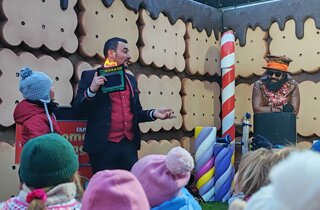 Mago Taz fa un numero di magia con il fuoco alla festa in maschera per bambini