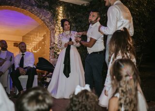 Gioco di prestigio con le carte tra gli sposi durante il matrimonio