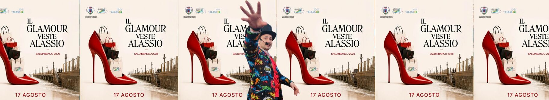 il Mago Taz apre la mano in segno di magia davanti ai manifesti pubblicitari di Alassio Saldinbanco 2026