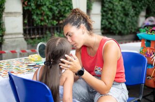 animatrice disegna il viso di una bimba