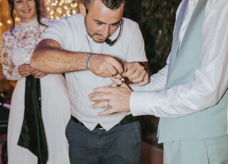 Mago Taz in un numero di escapologia mette le manette allo sposo