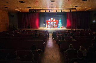Platea durante lo spettacolo di magia per bambini al Teatro Gassmann di Borgio Verezzi