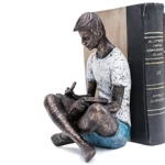 fermalibri-artigianale-ragazzi-che-leggono-in-resina-dipinta-a-mano-berardo-atelier