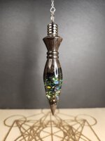 pendule-en-bois-de-morta-chene-des-marais-resine-poussiere-dunivers