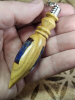 pendule-arbre-de-judee-avec-lapis-lazuli-en-resine