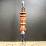 pendule-en-bois-de-narra-rouge-pointe-lapis-lazuli