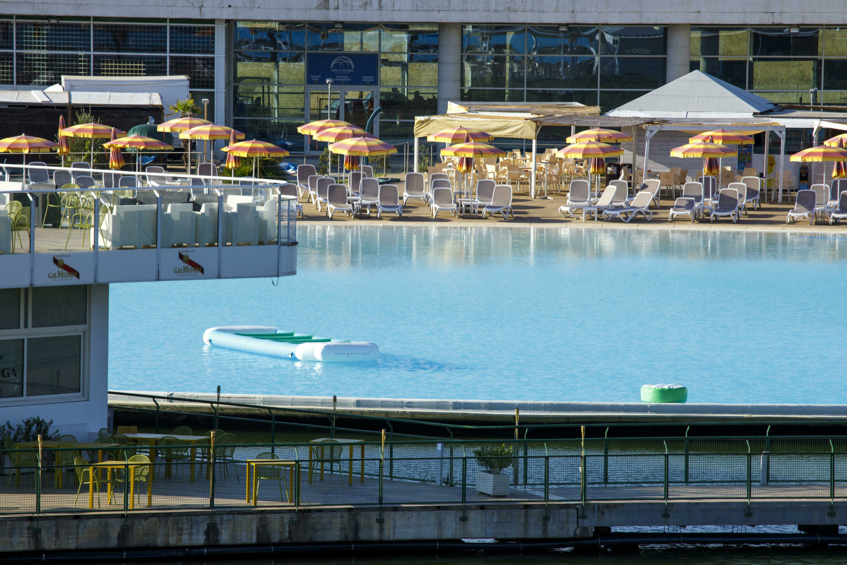 Bimba muore in piscina