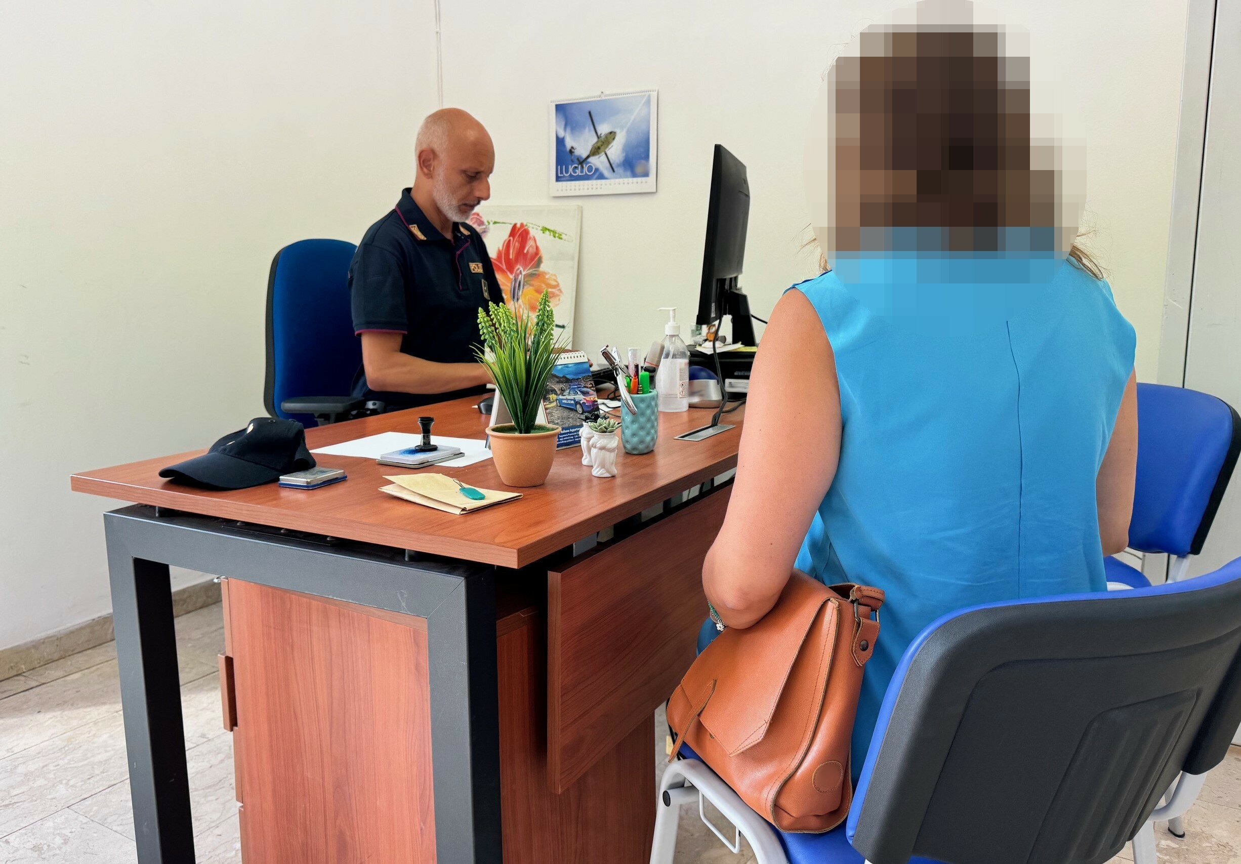 Botte e schiaffi davanti ai figlioletti: le telecamere registrano tutto Botte e schiaffi davanti ai figlioletti: le telecamere registrano tutto