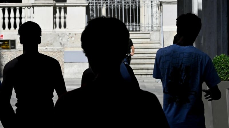 Il branco attacca: tra i 5 pure due ragazzine