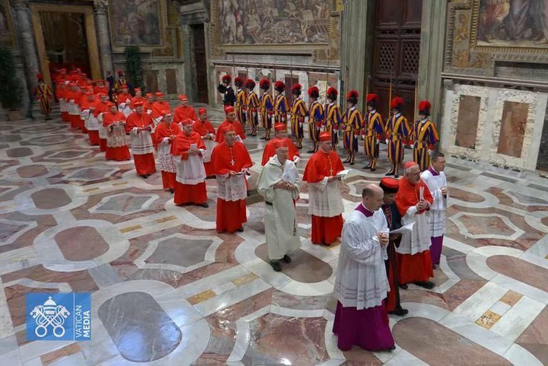 Al via il conclave per l'elezione del nuovo Papa Al via il conclave per l'elezione del nuovo Papa