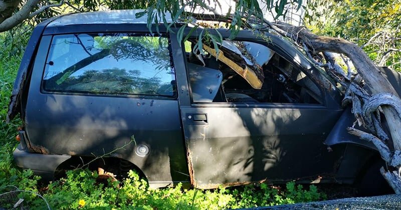 Cimitero di auto in campagna