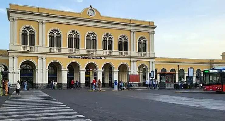 Di fronte alla stazione il finto tassista