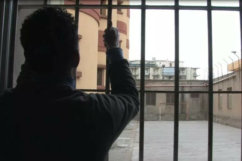 Chiede al detenuto di rientrare in cella e viene colpito Chiede al detenuto di rientrare in cella e viene colpito