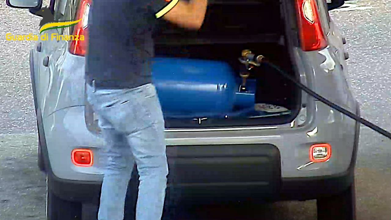 In fila al distributore abusivo per riempire le bombole di casa