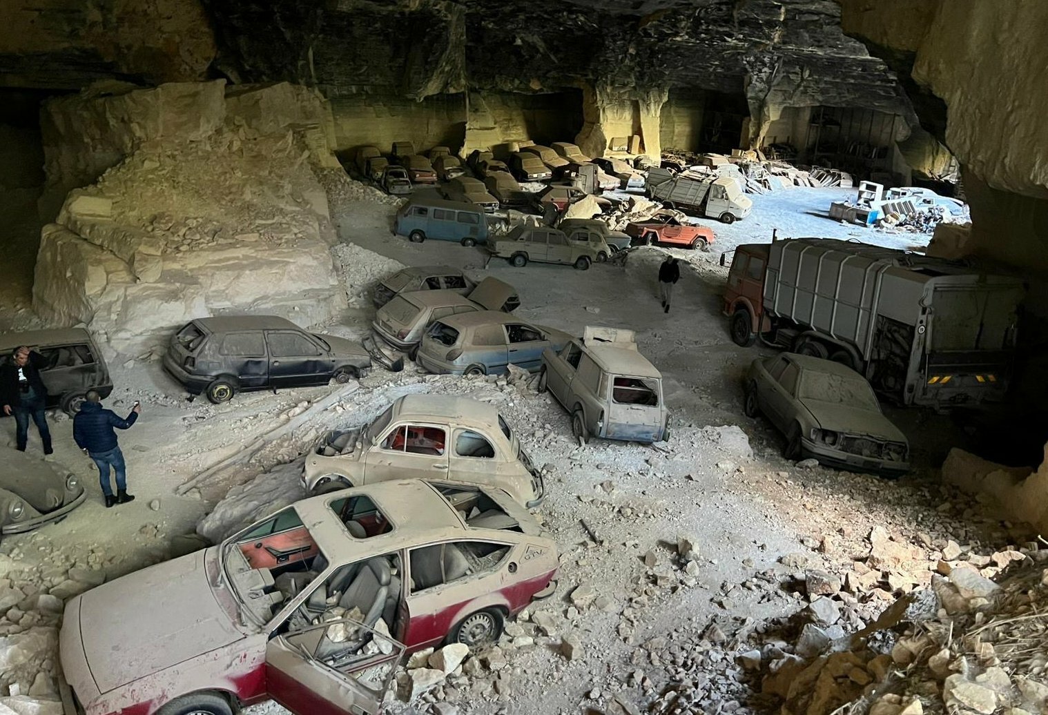Nella cava dismessa carcasse di auto e tir