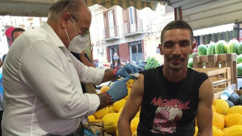 Vaccini tra le bancarelle di Ballar&ograve;