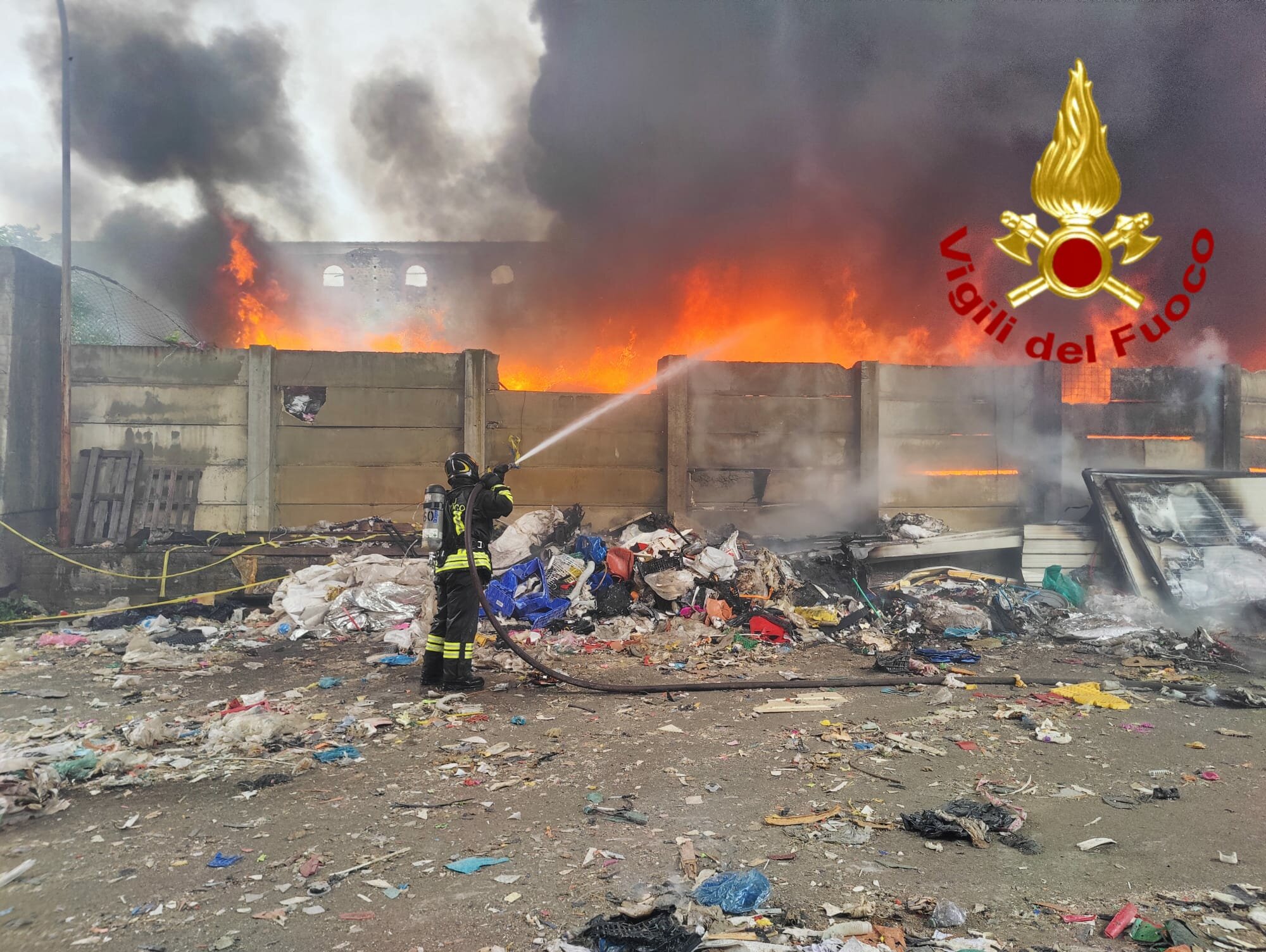 Fumo nero avvolge Catania