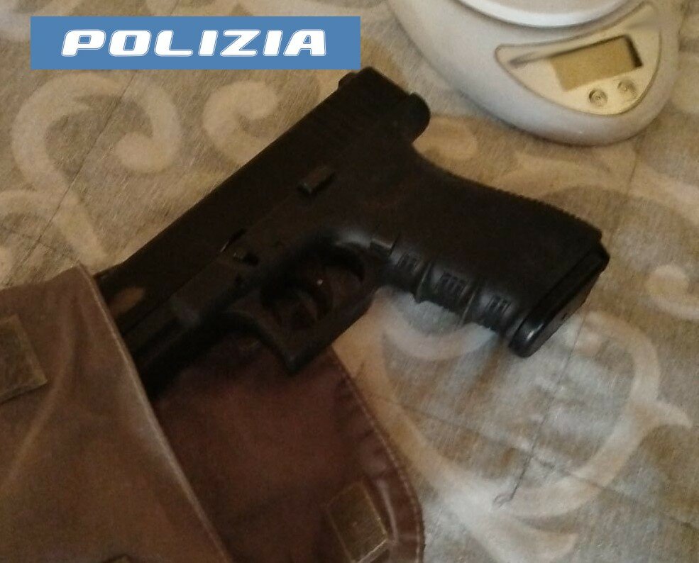 --con-la-droga-nascosta-nella-friggitrice-ad-aria-e-un’arma-con-silenziatore-in-cucina.-1.jpeg